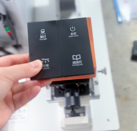 電子廠選顯示屏控制面板貼膜機？德尚精機這款解決我 3 大難題！